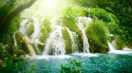 美丽绿色的瀑布