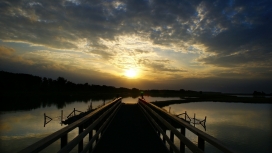 夕阳下的木桥码头