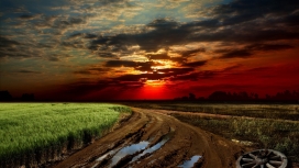 日落下的黄泥泞路