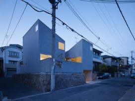 日本兵库县郊区的白色房子-围绕一座三座庭院的建筑集群，一个单独的小屋，一个仓库和一个鸡舍。