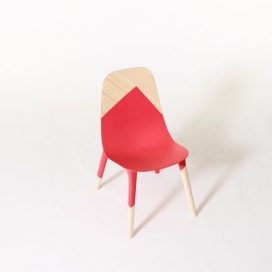 欺骗你的眼睛的玻璃纤维树脂椅子-从正角度看椅子看起来像一个盘旋红色正方形