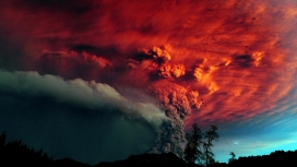 令人惊叹的火山红色烟雾天空