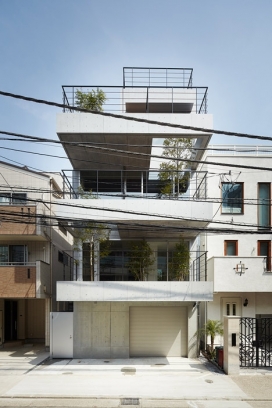 绿树成荫的四层楼阳台房子-坐落在日本名古屋，有三个大阳台和一个屋顶露台，可以欣赏到周围城市环境