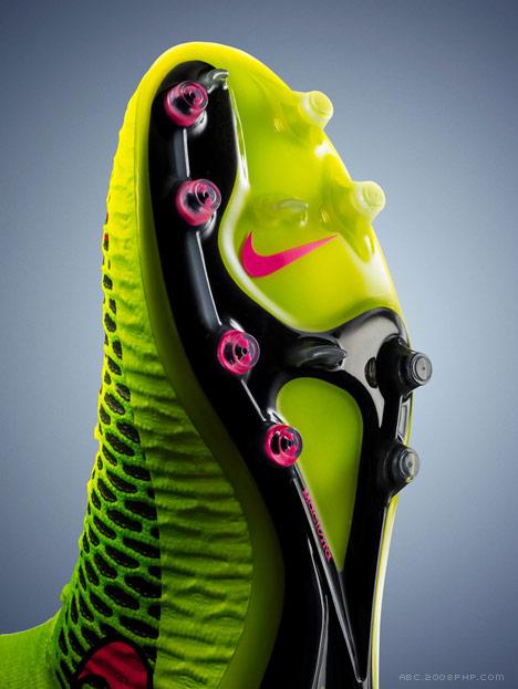 耐克Flyknit技术针织足球鞋-针织鞋面延伸到踝