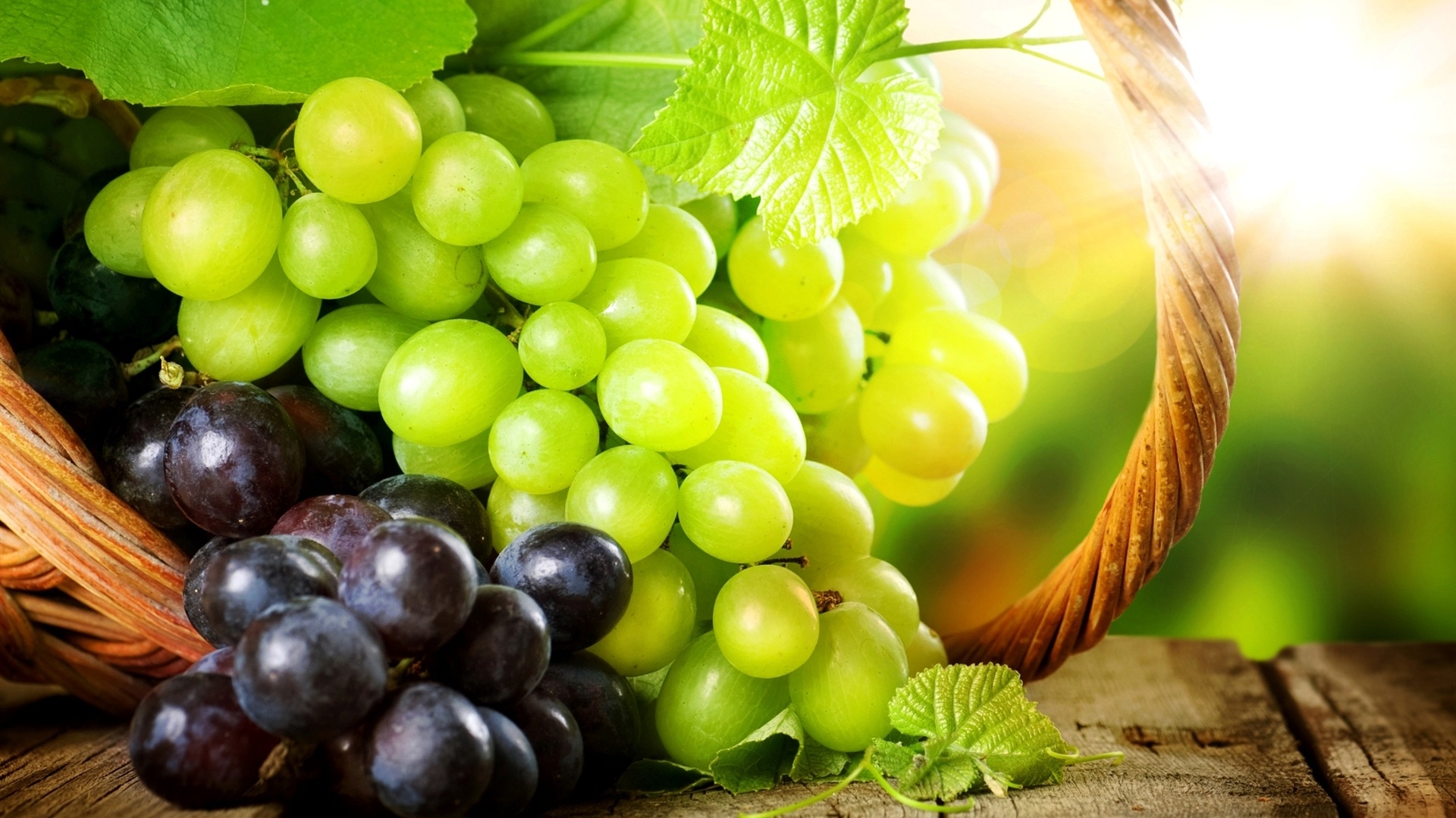 新鲜的绿色提子与紫色葡萄水果