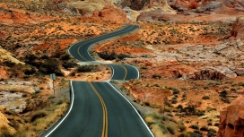 沙漠丘陵蜿蜒公路