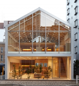 日本千叶县发型设计沙龙屋-一个令人惊讶的体验，两层建筑，上层楼的室内装饰看起来像一个古老的阁楼，有光线和空间喘息的整体感