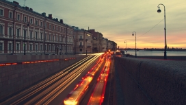 圣彼得堡日落后的车流