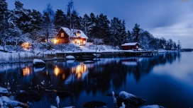 冬季湖畔木屋