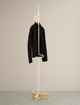 一个简单的衣帽架-日本设计师Yasutoshi Mifune作品-设计师采用一个弯曲的金属棒创建了一个简单的解决方案来挂衣服或外套，可以在两个不同的高度保持衣服进行多个角度移动