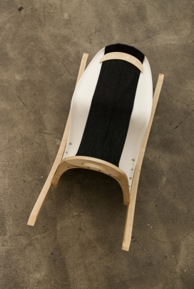 摇摆椅-由天然木油，深色织物和深色涂层混合金属组成，光与暗之间的对比赋予它优雅轻盈。功能和乐趣尽在其中-奥地利的设计师Stefanie Richtsfeld作品