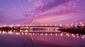 夕阳下的现代桥梁