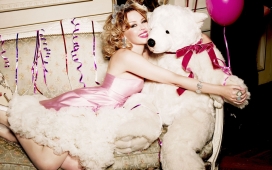 躺在沙发上抱着一个毛绒熊的美诱美女-凯莉米洛