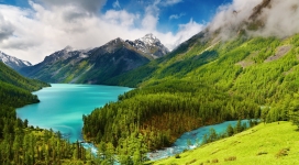 美丽的蓝色高山湖泊