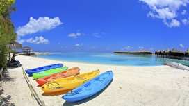 马尔代夫海滩角-停靠的五彩皮划艇帆船