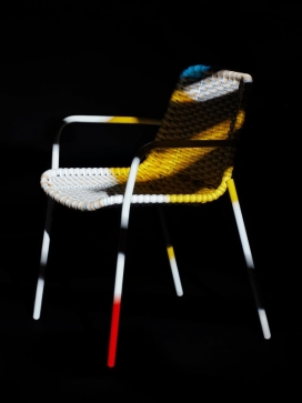 轻便可堆叠绳椅-管状框架周围缠绕特殊条纹吊带交织而成的篮状扶手椅-法国Moustache家具制造商出品，以庆祝他们的5周年
