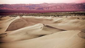 粉红色山沙漠丘陵壁纸