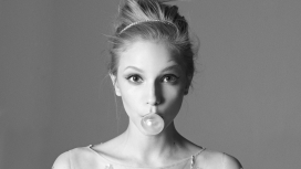 吃泡泡糖吹泡泡的美女黑白照片