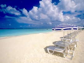 假日海滩躺椅美景
