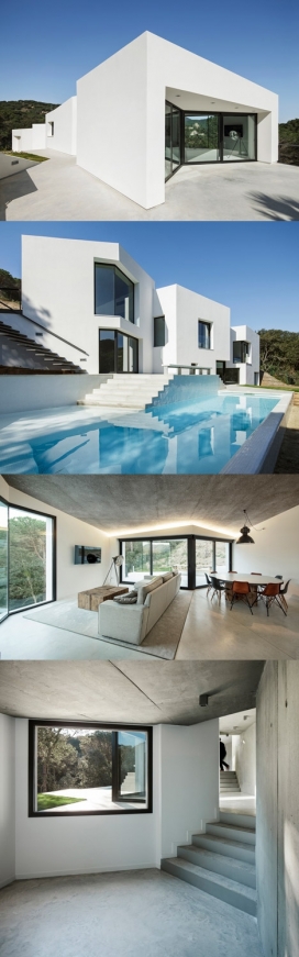 四个白色重叠块房屋建筑-干净的白色外表和赤裸的混凝土内部，是典型的地中海地区房屋-西班牙Spanish studio工作室作品