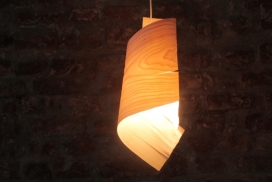ODUN木饰面卷曲灯-灯是由一个固定单板和一个电缆支架组成。除了线所有的材料都是天然的。