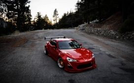 停靠在泥路中的红色斯巴鲁Subaru汽车壁纸