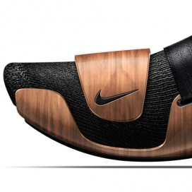 耐克弧形板概念运动鞋设计-法国设计师Ora-Ïto作品-灵感来自木扶手椅，鞋由两层组成，底座上有深色木制面板，鞋帮后踵采用橡胶胶合板