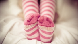 高清晰穿粉红斑马条纹高筒袜的女孩腿