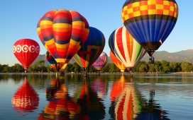 高清晰湖面升起的五彩热气球壁纸
