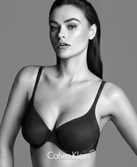 Calvin Klein女性泳装黑白广告
