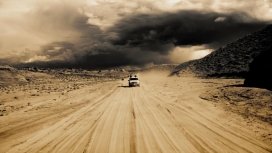 高清晰行走在沙漠的SUV越野车