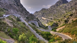 西班牙蜿蜒的山脉公路壁纸