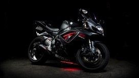 高清晰黑色铃木GSX-R摩托车壁纸