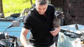 摩托车前的美国演员George Clooney-乔治・克鲁尼壁纸
