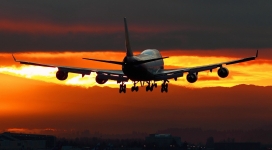 夕阳下起飞的航空飞机