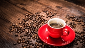 红色咖啡杯和咖啡咖啡豆
