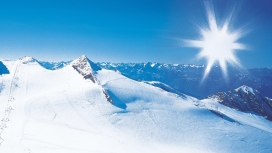 高清晰阿尔卑斯山滑雪圣地冬季的早晨壁纸下载