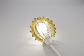 一个独特限量版的金箔灯具-灵感来自于一个金属礼服，鸡蛋形易于组装，可以被放置在桌子上或挂起来作为一个挂件