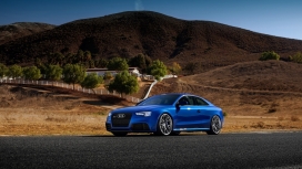 高清晰2015款蓝色奥迪RS5轿车壁纸