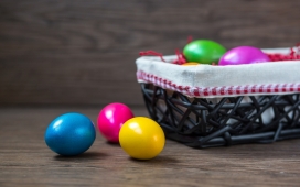 黑色塑料篮与彩色复活节彩蛋