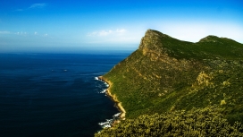 深蓝色的海洋悬崖绿山
