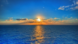 橙色夕阳云的蓝海