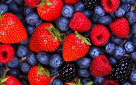 高清晰红色草莓与蓝莓壁纸