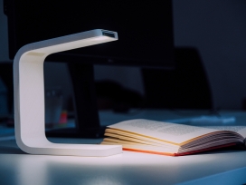 iPhone Lamp-使用iPhone手电筒作为光源的台灯设计