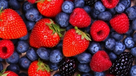 高清晰红色草莓蓝莓桑葚果子壁纸