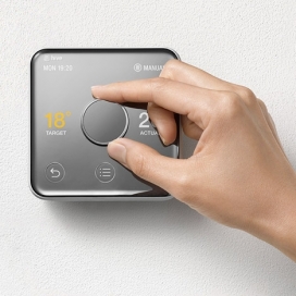 伊夫贝哈尔专为英国天然气能源供应商公司设计的温度恒温计设计-类似于一个传统的壁挂式中央表盘控制面板，拥有一个LED显示屏，当用户触摸控件亮起
