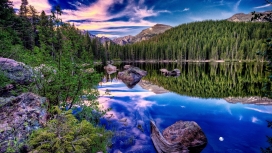 高清晰森林海岩石植物湖蓝色美景壁纸