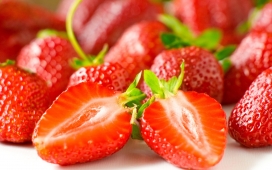 高清晰新鲜切开的草莓水果壁纸