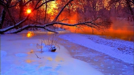 冬季湖的日落