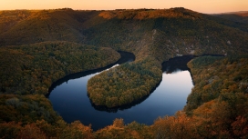 法国秋季蜿蜒河湖壁纸